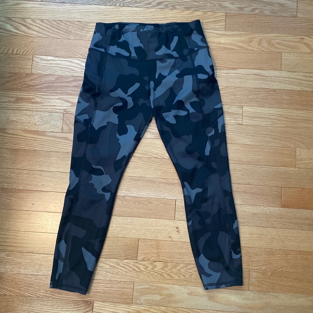 ATHLETA camo contender tights! Size Small Petite!